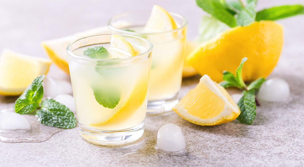 Limoncello Collins cocktail with lemon and mint