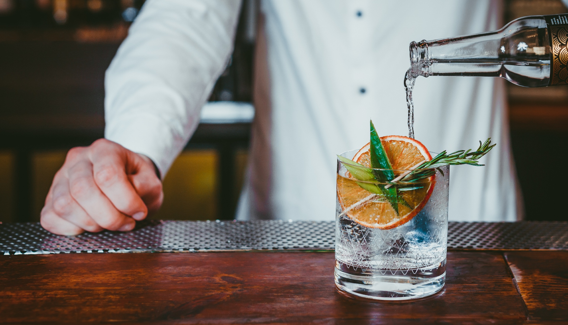bartender-building-gin-cocktail