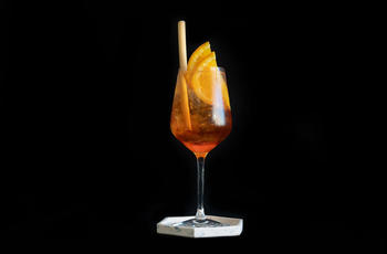 Cocktail Aperol Spritz con fette d'arancia