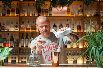 Bjorn-kellberg-making-a-cocktail