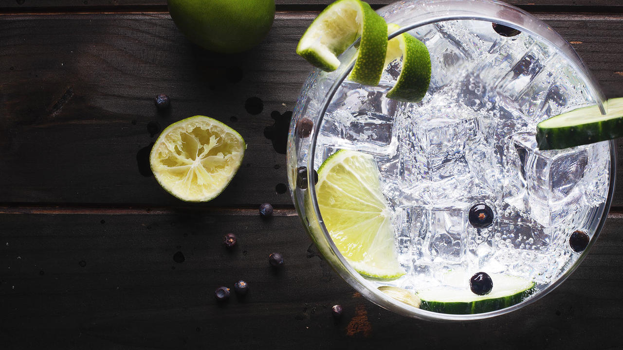 gin and tonic with lime