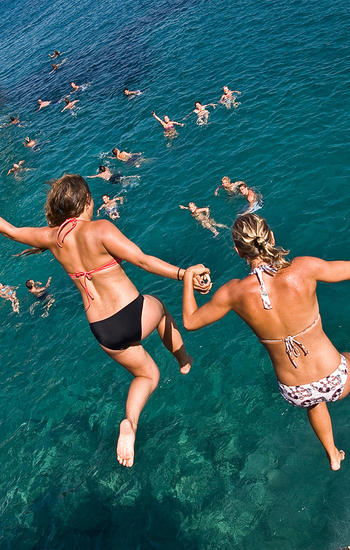 EBS bartenderkursus studerende hopper i havet i en udendørs aktivitet
