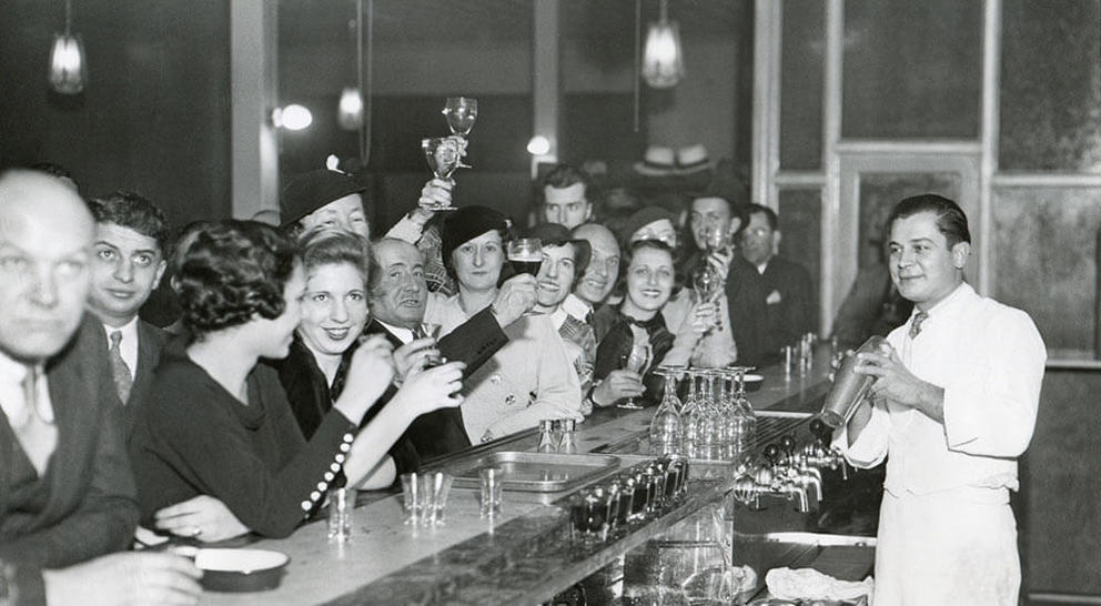 people-drinking-in-a-prohibition-bar