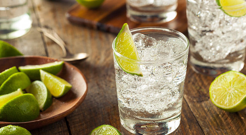vodka-and-soda-close-up-with-lime
